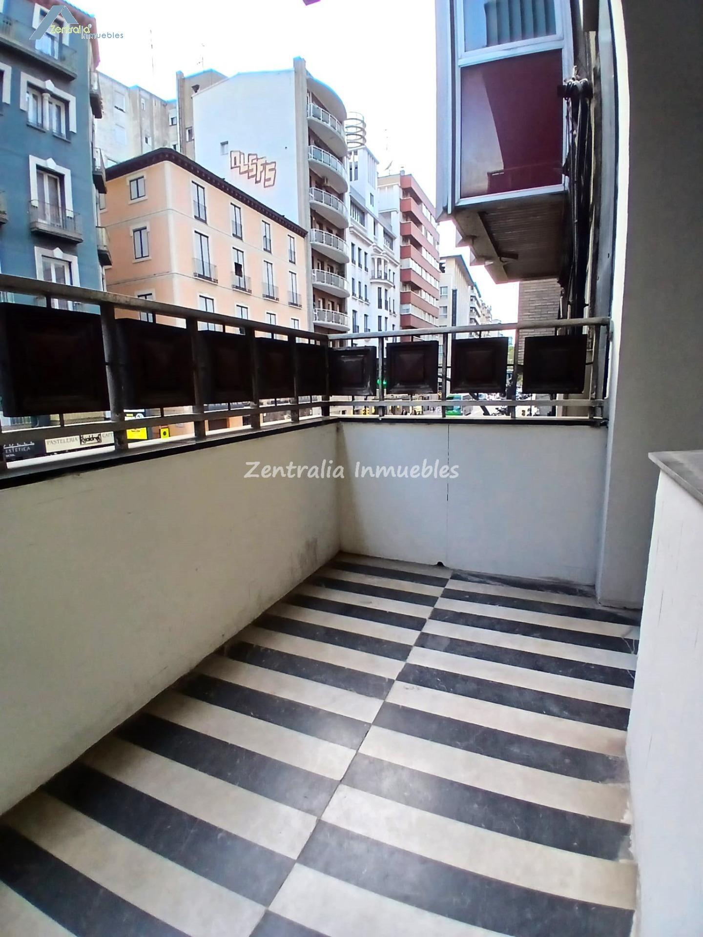 CENTRO - VIVIENDA CON AMPLIA TERRAZA, 3 DORM Y 2 BAÑOS